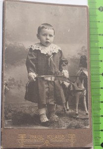 DZIECKO Z KONIKIEM- ZABAWKA, MODA