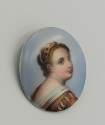 PORTRET MŁODEJ KOBIETY- MINIATURA NA PORCELANIE, BROSZA