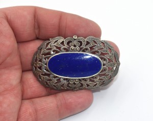 SREBRNA AŻUROWA BROSZA Z LAPIS LAZULI