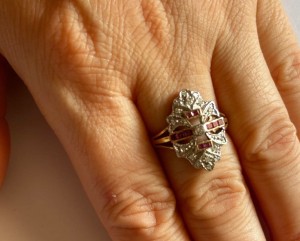 Złoty pierścionek z diamentami i rubinami