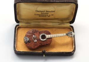 BROSZKA- GITARA. SREBRO, DREWNO.