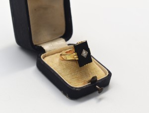 ART-DECO, ZŁOTY PIERŚCIONEK Z ONYKSEM I BRYLANTEM